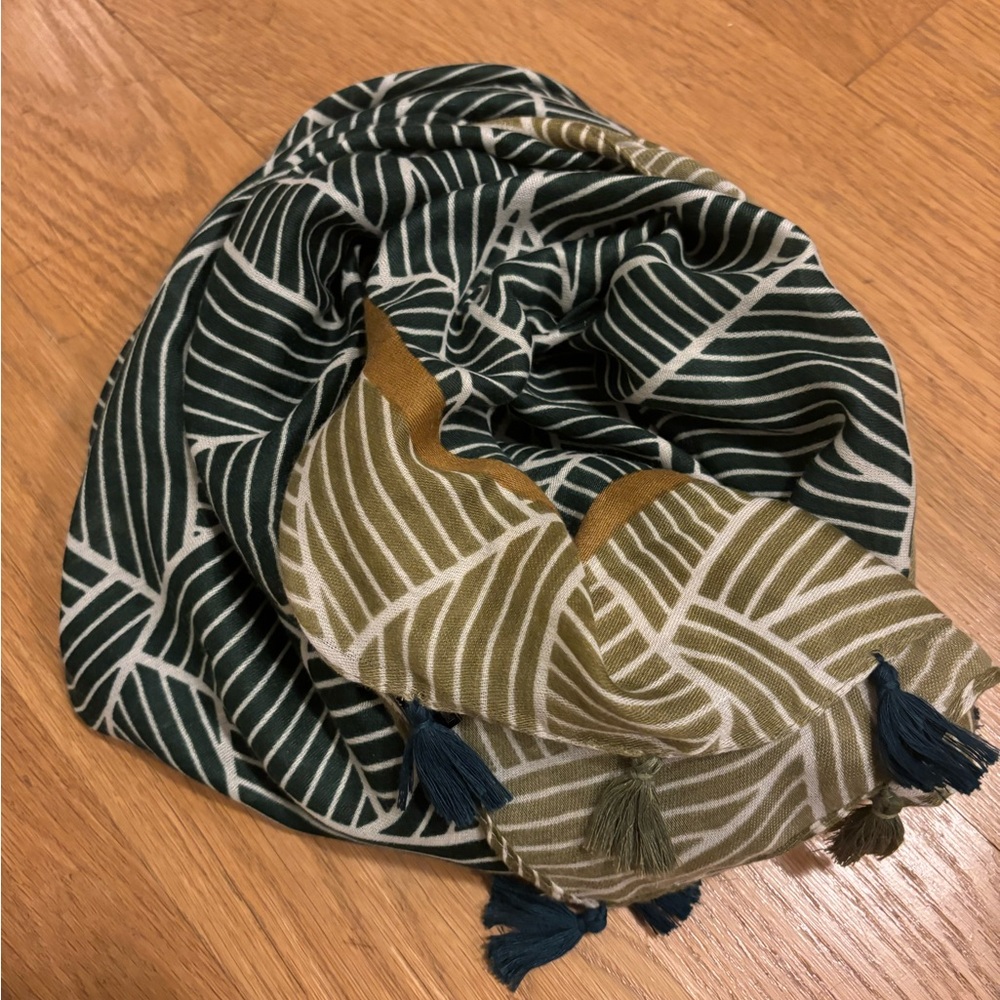 Green patterned scarf 100% polyester